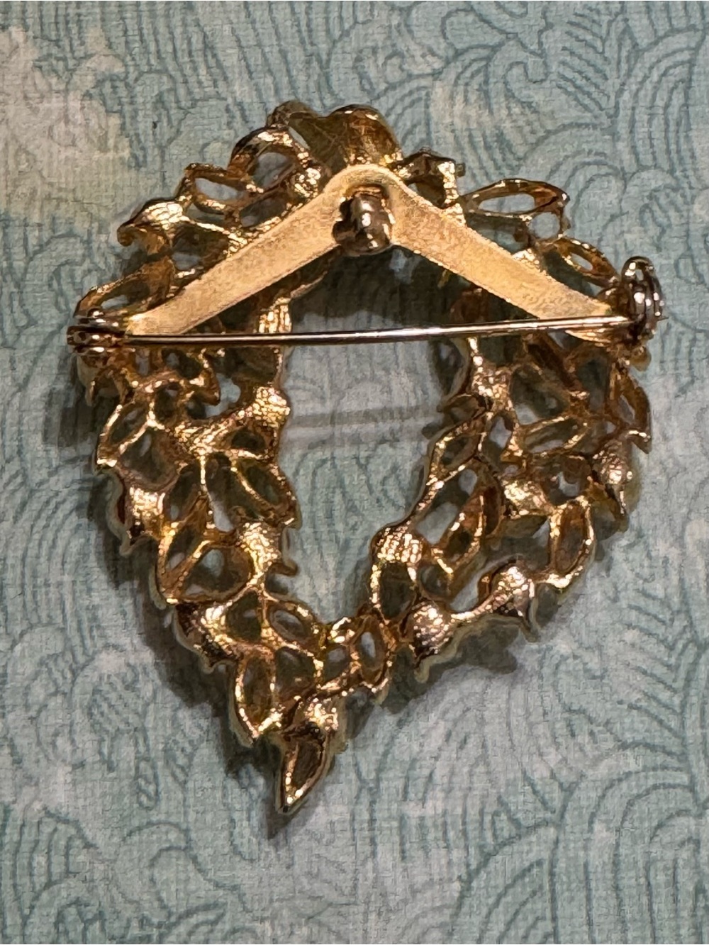 VINTAGE GOLD TONE AND FAUX PEARLS BROOCH - Picture 4 of 9